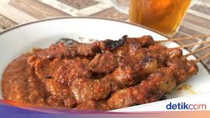 Sate ayam adalah makanan khas indonesia yang terkenal dengan keempukan daging ayam yang ditusuk ke tusuk sate dan lezatnya bumbu kacang sebagai pendampingnya. Penggemar Sate Ini 5 Sate Enak Di Jawa Tengah Yang Harus Kamu Coba
