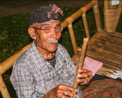 Sementara orang yang mahir memainkan alat ini, sering disebut sebagai euphophonist, euphoniumist, euphonist, atau eufonis. Apa Itu Alat Musik Tradisional Flute Seni Musik Dictio Community