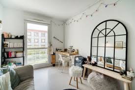 C'est aussi la pièce où l'on reçoit ses amis et sa famille, où l'on partage des moments avec les gens qu'on aime. Salon Photos Et Idees Deco De Salons Aout 2021 Houzz Fr