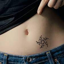 Đa phần các cô nàng đều ưa thích phong cách tattoo kích cỡ từ nhỏ cho tới trung bình, vừa nữ tính, dịu dàng chọn lựa hình xăm đẹp, nghệ thuật, chất cho nữ theo chủ đề. Hinh XÄƒm Ä'áº¹p Cho Ná»¯ á»Ÿ Eo Medusa Tattoo Club