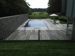Edelstahl Zaun Fur Eine Schicke Aussengestaltung Fence Design Pool Fence Pool Landscaping