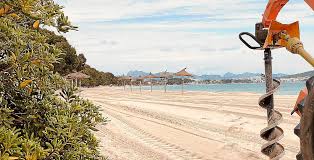 On the other hand, after a journey of just 8 minutes by car. Erste Sonnenschirme Am Strand Von Alcudia Auf Mallorca Aufgebaut