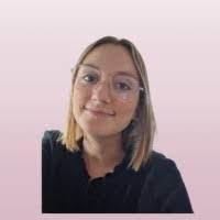 Lisa Perret's Instagram, Twitter & Facebook