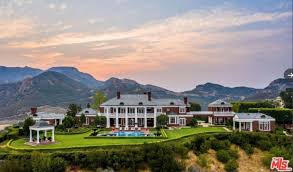 John tavares, arguably the biggest free agent to sign in toronto maple leafs history, has put down the previous owners, brenda alves and her husband colin, were on the title of the house for a little. The Great House Gretzky Mansion Back On Market For 29m Toronto Sun