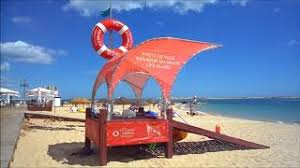 Possui um extenso areal, as águas não são muito frias, calmas, translucidas e excelentes para crianças porque é um mar que não afunda logo. Praia Da Fuseta Ria Olhao No Algarve Youtube