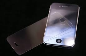 Pelindung layar dari bahan safir mempunyai daya tahan tekanan lebih baik dari pada gorilla glass. Digesek Batu Gorilla Glass Kalah Telak Dari Safir