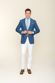 Ein rot passt, ein weiß passt und hellgrau passt auch wenn du farbe magst. Ein Relaxed Stilvolles Outfit Bekommen Sie Mit Dem Blauen Sakko Und Der Weissen Hose Nach Mass Dieser Look Von Dolzer Weisse Hose Herren Weisser Anzug Herren Mode