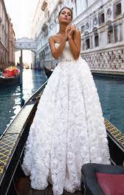 Weitere ideen zu brautkleid, brautkleid weiß, braut. Das Schulterfreie Bodenlange Brautkleid Ist Ein Geflecht Aus Weissen Rosen