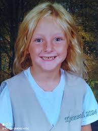 Can someone edit a family photo to add angel wings?