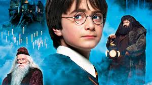 Când împlinește 11 ani, harry potter află că este fiul orfan al unor vrăjitori foarte puternici și că posedă puteri magice unice. Harry Potter È™i Piatra FilosofalÄƒ