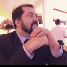 Quando Gustavo Ene me chamou para uma reunião, fui avisado que eu iria  encontrar seu escritório "como uma 'zona de guerra' devido a reforma." A  minha resposta não poderia ser diferente: |