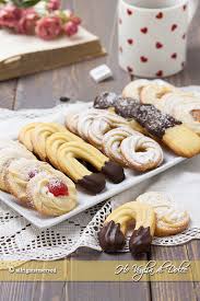 I biscotti al burro sono facili da preparare e realizzati con pochissimi ingredienti, pensate che la nostra ricetta è anche senza uova! Biscotti Di Frolla Montata