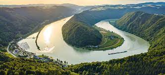 Die höhere quelle ist die der breg, die wie die nördlich benachbarte, etwas kleinere brigach, im mittleren schwarzwald entspringt. Wie Klingt Und Schmeckt Die Donau Falstaff