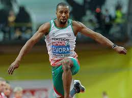 Nelson évora, född den 20 april 1984 i elfenbenskusten, är en portugisisk friidrottare (längdhopp och tresteg). Nelson Evora Qualificado Diretamente Para A Final Do Triplo Salto Dos Mundiais Bom Dia Suica