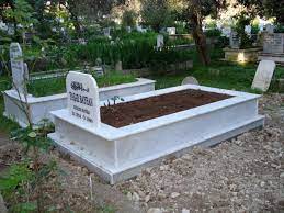 Mezarlara çiçek ve çelenk koymanın hükmü nedir? Islam A Gore Kabirlerin Sekli Nasil Olmalidir