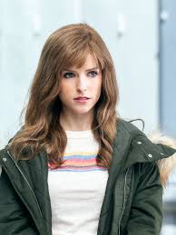 Anna Kendrick Photos Photos Anna Kendrick On Set Of The Love Life In 2020 Anna Kendrick Anna Kendrick Hair Anne Kendrick