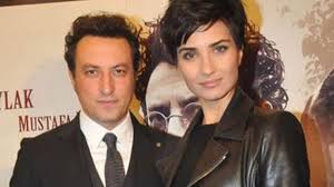 Ilk evliliği filiz alpgezmen ile olmuştur.yaklaşık bir buçuk sene evli kalıp ayrılmışlardır.i̇kinci evliliği ise oyuncu tuba buyukustun ile olmuştur.2012 senesinde ise ikiz çocukları dünyaya gelmiştir. Onur Saylak Cekti Tuba Buyukustun Oynadi Daha Filmi Netflix Te