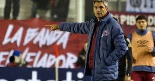 ¡Riestra lo hizo de nuevo! Lanús cayó en el Bajo Flores ⚽🔥 - Imagen ilustrativa del artículo