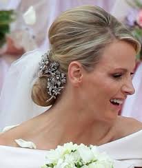 Charlène di monaco ha un nuovo taglio di capelli.e fin qui ci siamo, la principessa consorte del principato di monaco in tutti questi anni sotto i riflettori royal ci ha dimostrato quanto e come. Charlene Di Monaco Con Fermaglio Capelli Alle Nozze The Dress