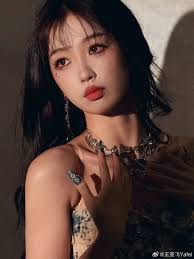 赵露思近照美爆全网：内娱普女脸居然变豪门千金颜！？-腾讯新闻