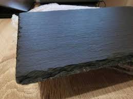 Elegante Schwarze Schieferplatten Wer Gern Dekoriert Oder Essen Anrichtet Kann Sich Gern Mit Schieferplatten Beschaftigen Schieferplatte Schiefer Dekorieren