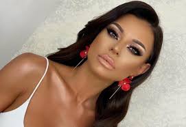 Stunning italian beauty loredana chivu has appeared in playboy and a few other select publications. Ana Maria Mocanu A Pozat FÄƒrÄƒ Machiaj Cat Curaj Are Fanii Abia Au Recunoscut O Impact