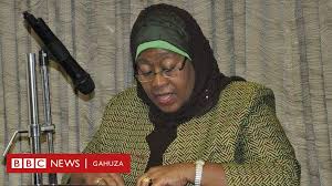 Tanzanian president john magufuli picks up rubbish from street. K06re9xpeeuu2m