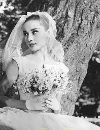 Audrey And Marilyn Audrey Hepburn In Funny Face 1957 Audrey Hepburn Dress Audrey Hepburn Style Audrey Hepburn Funny Face