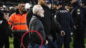 Η ώρα του αγώνα και που θα δείτε το ντέρμπι του οακα. Paok Aek Greek League Game Halted As Gun Toting Owner Leads Protests Over Disallowed Goal As Com
