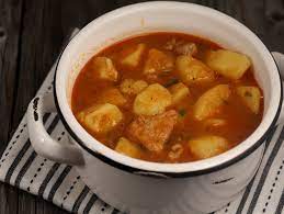 Cartofi scazuti, cartofi scazuti cu ciolan afumat, ciolan afumat cartofi, mancare de cartofi, mancare de cartofi cu carne, mancare se adauga cartofii taiati cubulete si se acopera totul cu apa. Tocanita De Cartofi Cu Carne De Porc