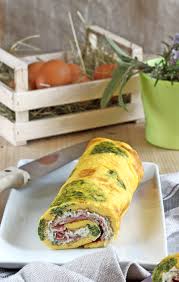 Infine tagliate delicatamente la frittata a rotolini, quindi servite su un ampio piatto da portata, con delle foglie di insalata cruda e dei pomodorini come guarnizione. Secondi A Base Di Uova Frittate Omelette Crespelle Girelle Uova Sode Ripiene L Uovo Vegano