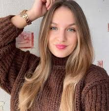 BLT Sandwich (Bacon, Lettuce, Tomato) Ingredients: For the Sandwich: 4  slices of whole grain or white bread 4 slices of bacon 1 tomato, sliced 4  large lettuce leaves (preferably iceberg or romaine)