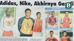 Jual jersey timnas indonesia dengan harga rp85.000 dari toko online obraljerseymurah, jakarta pusat. Sejarah Jersey Timnas Indonesia Mulai Dari Kostum Abal Abal Ghazali Adidas Nike Hingga Mills Indonesia Bola Com
