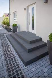 Auch ein materialmix kommt in frage, etwa in form einer steintreppe mit hölzernen trittstufen und einem handlauf aus. Pin Auf Vorgarten Eingang Treppenanlagen