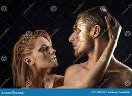 夫妇色情比赛在爱的在黑色金黄人体艺术构成隔绝的性感的加上金黄胶原面具和库存图片- 图片包括有温泉, 接触: 119987233