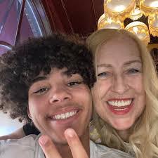 Dee Mohr's Instagram, Twitter & Facebook