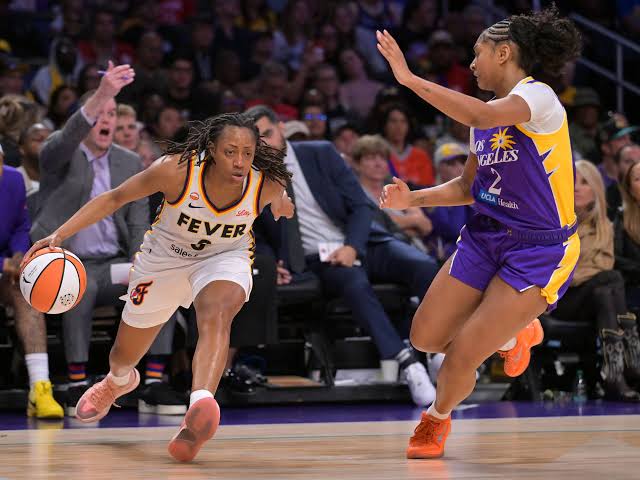 Kelsey Mitchell attacking the perimeter defense, do AI tạo