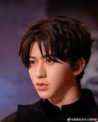 蔡徐坤工作室更新】 @蔡徐坤首尊蜡像正式入驻香港杜莎夫人蜡像馆，沿着记忆的轨迹，将每一寸炙热在定格中珍藏。