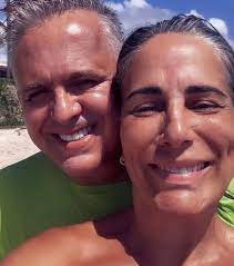 Ele, que tem 59 anos, postou uma foto no seu instagram e tranquilizou seus fãs, avisando que ele mesmo se. Gloria Pires Posa Com Orlando Morais E Cita Musica O Meu Sorriso E Tao Feliz Contigo Revista Marie Claire Celebridades