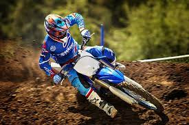 Download husqvarna ee 5 electric dirt bike 4k wallpaper from the above hd widescreen 4k 5k 8k ultra hd resolutions for desktops laptops notebook apple iphone ipad android windows. Hd Wallpaper Blue And White Motocross Dirt Bike Yamaha Yz250 Motocross Motorcycle Wallpaper Flare