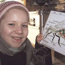 Die zwölfjährige Merle Schmidt aus Heringen ist die wohl jüngste Imkerin im  Kreis