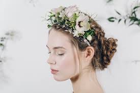 Capelli sciolti e grossi fiori . Coroncina Di Fiori Il Nuovo Trend Per La Sposa Panorama Sposi