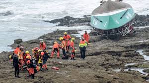 Le jour du départ, je me rends au port et embarque dans le bateau. Trois Sauveteurs Meurent En Portant Secours A Un Bateau De Peche En Pleine Tempete Capital Fr