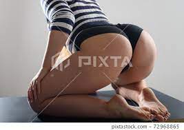 A girl with a big booty sits on a knitted blanket - Stock Photo [72968865]  - PIXTA