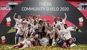 Lo fa community shield (in italiano scudo della comunità), noto come fa charity shield (in italiano scudo della carità) fino al 2002, è un trofeo calcistico inglese che mette di fronte la squadra vincitrice della premier league a quella della fa cup. Arsenal Lift Fa Community Shield