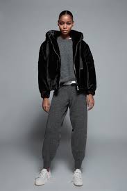 Bon produit, très grande capuche, la fermeture me semble fragile, étant frileuse je ne la trouve pas assez chaude pour un hivers très froid. Blouson A Capuche Effet Fourrure Zara France