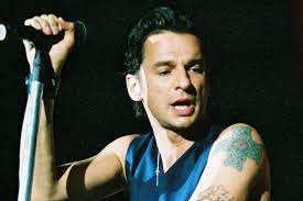 Dave gahan, en permanence sous les effets de l'héroïne, est incontrôlable et alterne crises mystiques, démence et accès de violence. 25 Years Ago Depeche Mode S Dave Gahan Briefly Dies