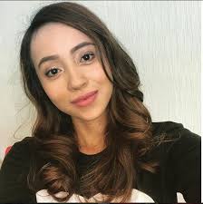 Di tengah kesibukannya sebagai dokter, ia juga menempuh pendidikan hingga doktor dengan. Siapa Sangka Lagenda Raja Dangdut Iwan Miliki Anak Perempuan Yang Superb Cantik Ayu Maskulin