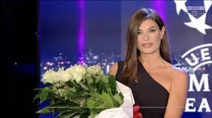 La conduttrice del canale satellitare, compagna di gigi buffon a cui fa chiaramente riferimento, è incinta e nei prossimi mesi si dedicherà al suo bambino. Ilaria D Amico Lascia Sky Non E Stanchezza Ecco Perche Ho Preso Questa Decisione