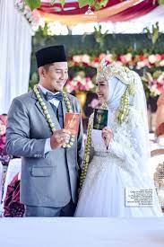 Simple, elegan dan sederhana ungkapan yang cocok untuk baju ini, memiliki warna yang sangat begitu cantik dan sangat menawan. Fotografer Pernikahan Wedding Yogyakarta Indonesia Via Pengantin Muslim Hijab Gaun Sunda Siger